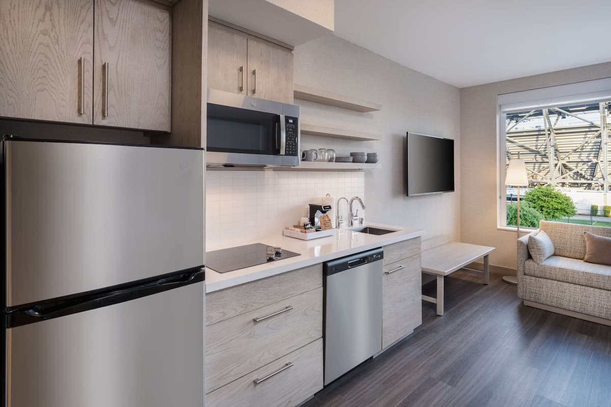 microwave, coffee/tea maker