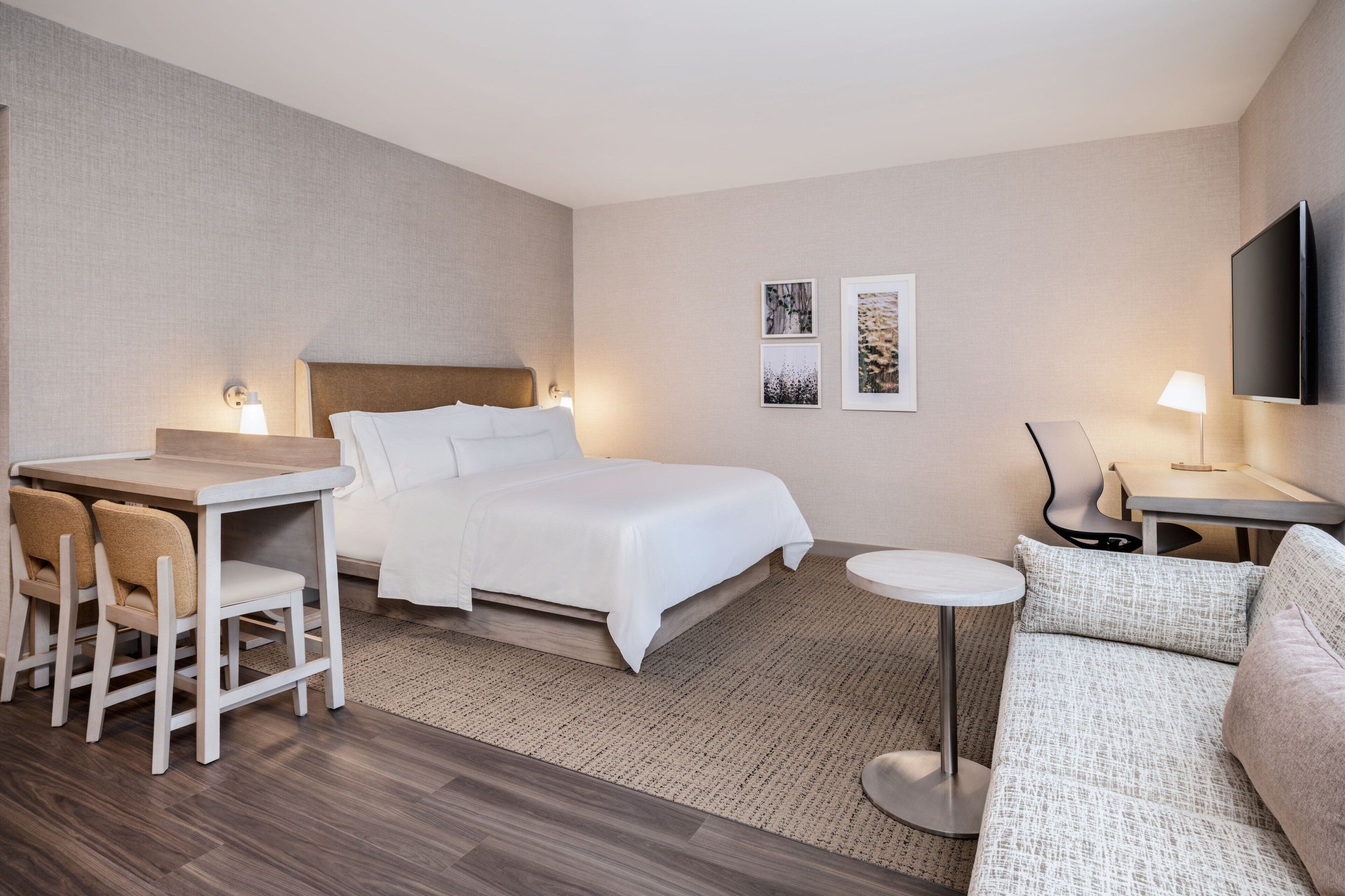 أغطية فراش متميزة وأسرّة بطبقة علوية مريحة وخزنة داخل الغرفة ومكتب