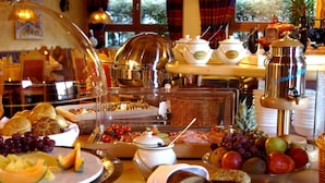 A breakfast buffet with various food items and beverages. - Votters Hotel (Kaprun)