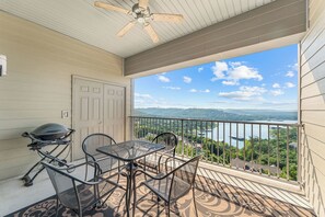 Outdoor dining - Lake View Condo, Newly Renovated with Community Pool & Free Tickets, Near Silver Dollar City (Branson)
