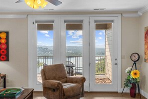 TV, fireplace - Lake View Condo, Newly Renovated with Community Pool & Free Tickets, Near Silver Dollar City (Branson)