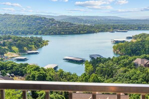 Balcony - Lake View Condo, Newly Renovated with Community Pool & Free Tickets, Near Silver Dollar City (Branson)