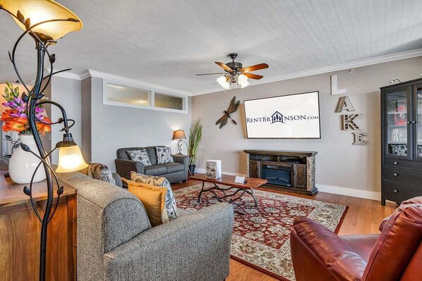 Smart TV, fireplace, DVD player - Gorgeous Lake View Condo, Spacious & Minutes from Silver Dollar City with Free WiFi & Tickets (Branson)