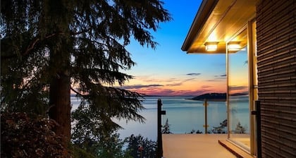 Amazing Puget Sound View House (Studio)