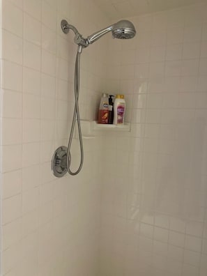 Douche, séchoir à cheveux, serviettes fournies, savon