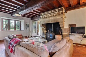 Télévision, lecteur de DVD, livres