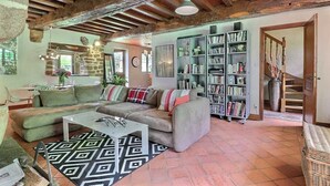 Una sala de estar acogedora con sofá, mesa de centro y estanterías.