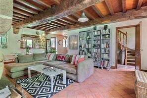 Télévision, lecteur de DVD, livres