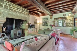 Fernseher, DVD-Player, Bücher