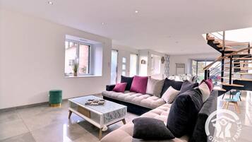 Televisie, een tafeltennistafel en een kantoor