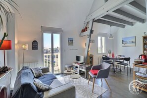 Télévision, lecteur de DVD, chaîne hi-fi