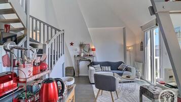 Televisie, een dvd-speler en een stereo