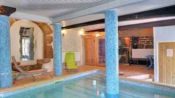 Een binnenzwembad en een verwarmd zwembad