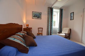 2 bedrooms, iron/ironing board, free WiFi