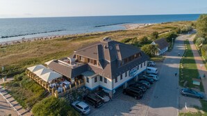 A coastal building with a parking area and beach access. - Moby Dick Wustrow (Ostseebad Wustrow)