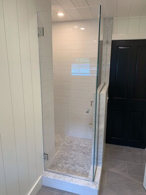 Badewanne, Haartrockner, Handtücher, Seife