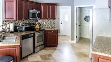 Køleskab, mikrobølgeovn, ovn, kogeplade