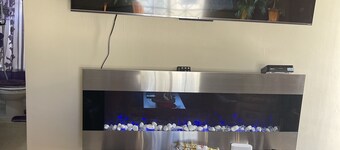 Luxury Manor 2 Bedroom /1 Bathroom House w/electric fireplace, 