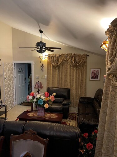 Luxury Manor 2 Bedroom /1 Bathroom House w/electric fireplace, 