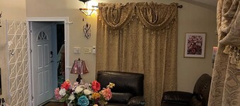 Luxury Manor 2 Bedroom /1 Bathroom House w/electric fireplace, 