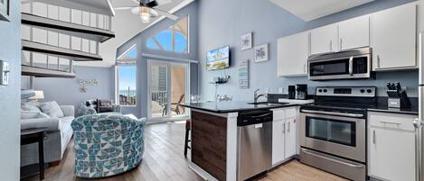 Een koelkast, een microgolfoven, een oven, een kookplaat