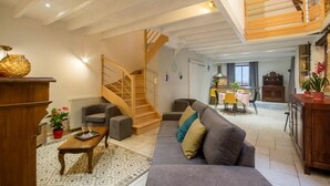 Un amplio espacio habitable con una escalera, comedor y cocina.