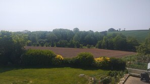 A rural landscape with a field, trees, and a grassy area. - Casa Camélias - LIMERZEL (LIMERZEL)
