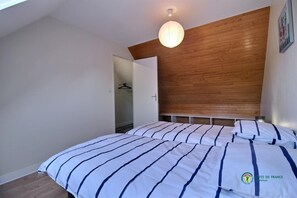 3 quartos, ferros/tábuas de passar roupa, berço de viagem