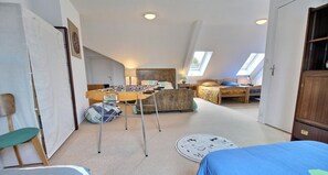 5 camere, una scrivania, ferro/asse da stiro, Wi-Fi gratuito