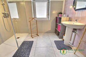 Bathtub, hair dryer, towels - Villa Café Marrec - Port Louis (PORT LOUIS)