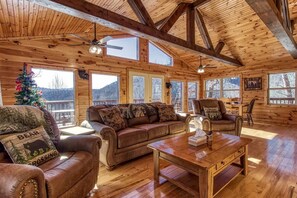 Smart TV - Epic View~Hot Tub~Arcade~Game Room~Disc Golf (SeviervilleTN)