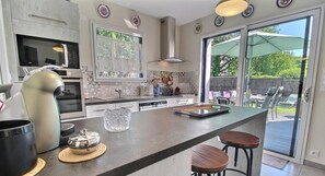 Kjøleskap, mikrobølgeovn, ovn og kokeplater