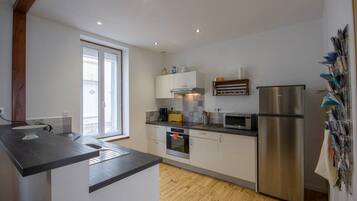 Een koelkast, een microgolfoven, een oven, een kookplaat