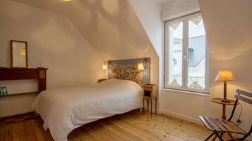 2 slaapkamers, een bureau, een strijkplank/strijkijzer, gratis wifi