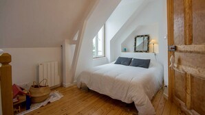 2 soverom, skrivebord, strykejern/-brett og wi-fi (inkludert)