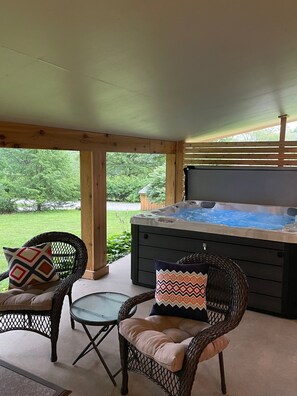 Outdoor spa tub