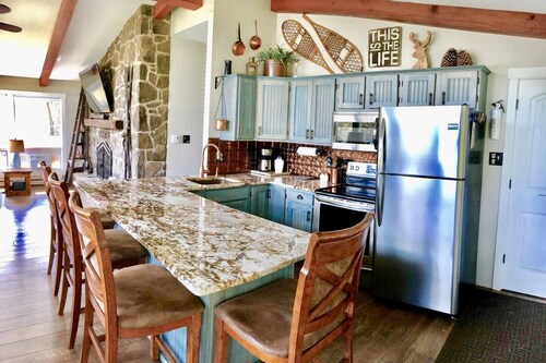 Bright & Clean Chalet with Hot Tub