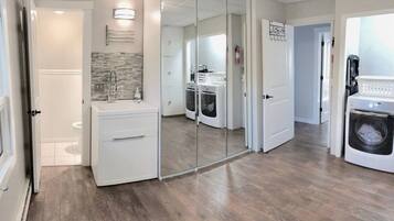 Tina con regadera, secadora de cabello, toallas