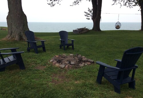 Fantastic Lake View! Quiet, Clean w/Deck, BBQ & Fire pit* Walk to 3 Wineries