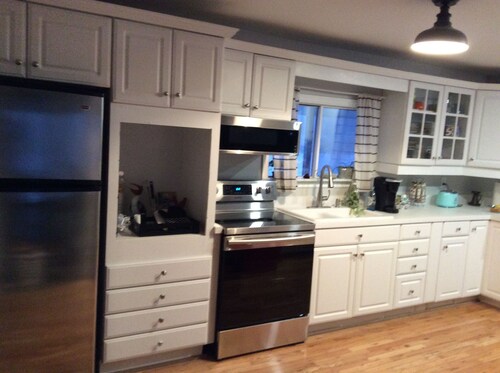 Fantastic Lake View! Quiet, Clean w/Deck, BBQ & Fire pit* Walk to 3 Wineries