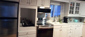 Fantastic Lake View! Quiet, Clean w/Deck, BBQ & Fire pit* Walk to 3 Wineries