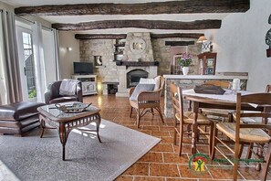 TV, fireplace