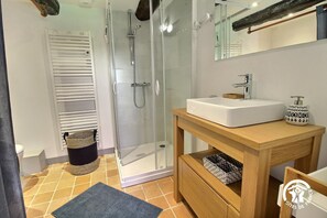 Douche, séchoir à cheveux, serviettes fournies