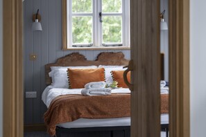 5 bedrooms, iron/ironing board, free WiFi, bed sheets
