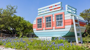 Children’s area - Glamping in Spicewood TX Hill Country~ Cabin 4 The Gus at Green Acres (Spicewood)