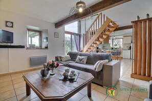 Tv, pejs, bordtennisbord, stereoanlæg