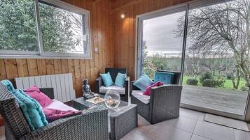 TV, caminetto, tavolo da ping pong, impianto stereo