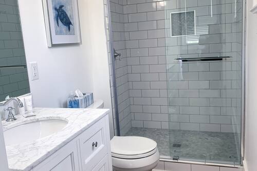 Luxury Room, 1 King Bed | Bathroom | Shower, free toiletries, hair dryer, towels