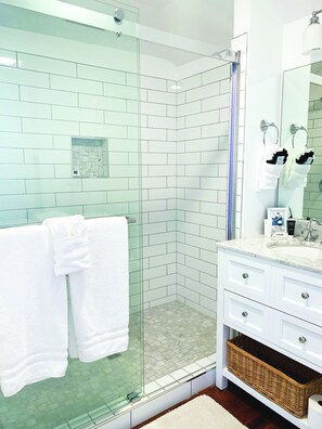 Habitación de lujo, 1 cama de matrimonio grande, planta baja | Baño | Ducha, artículos de higiene personal gratuitos y secador de pelo