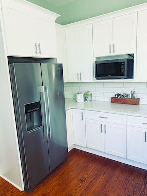 Fridge, microwave - 607 Bay Inn Downtown Beaufort (Beaufort)